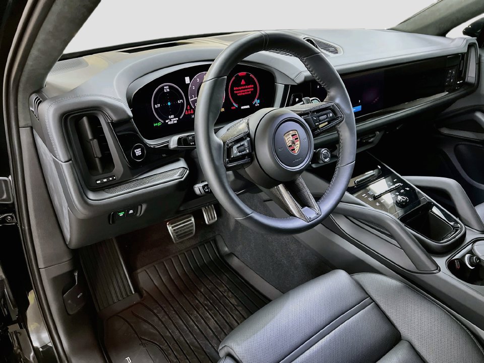 Certified 2025 Porsche Cayenne GTS AWD/4WD image 4