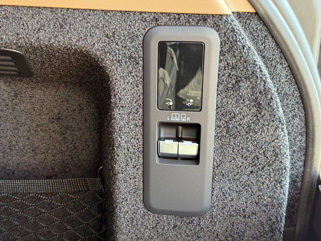 New 2025 Land Rover Range Rover SE image 38