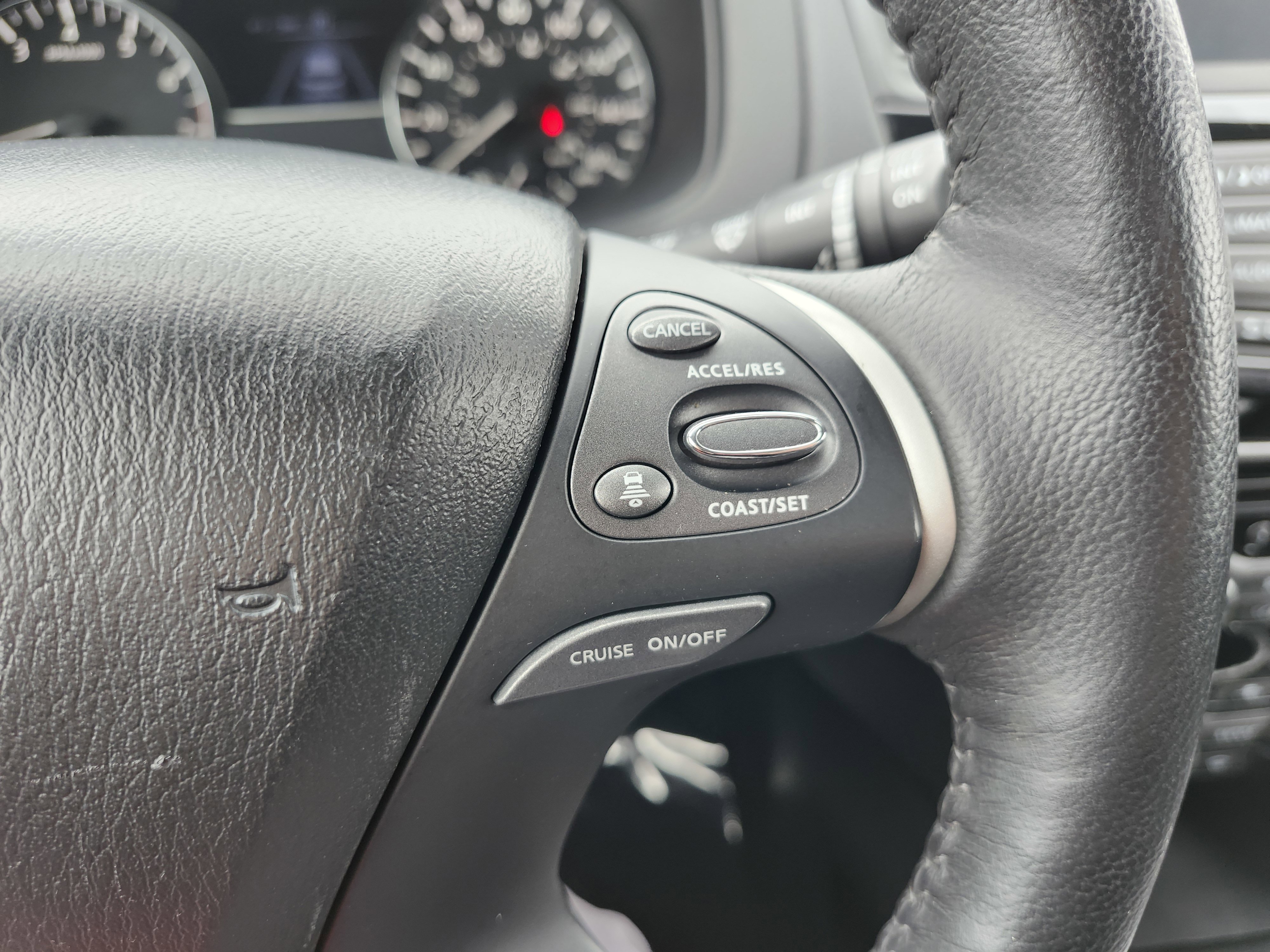 Used 2020 Nissan Pathfinder SV image 34