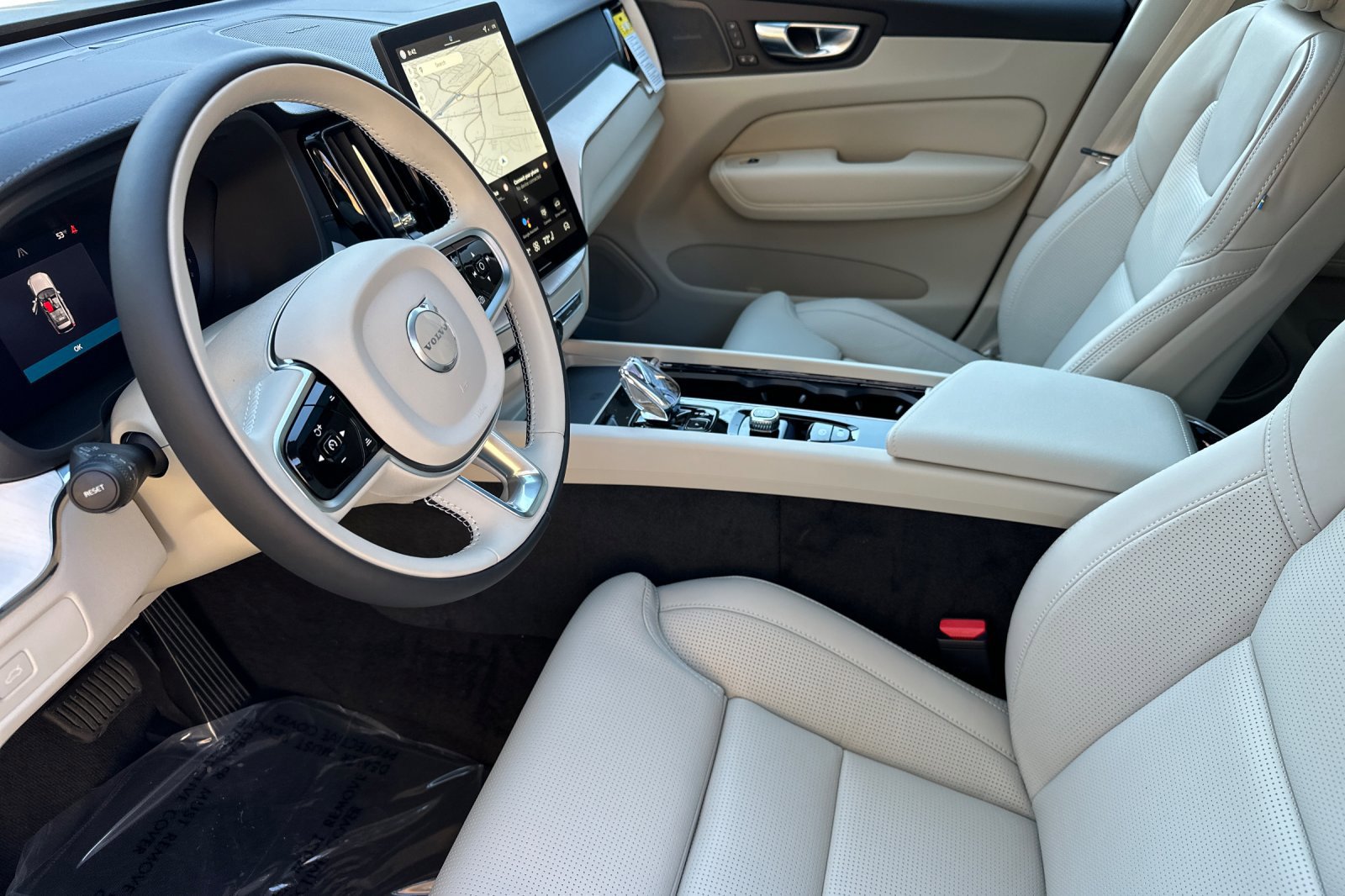 New 2026 Volvo XC60 B5 Ultra w/ Climate Package image 8