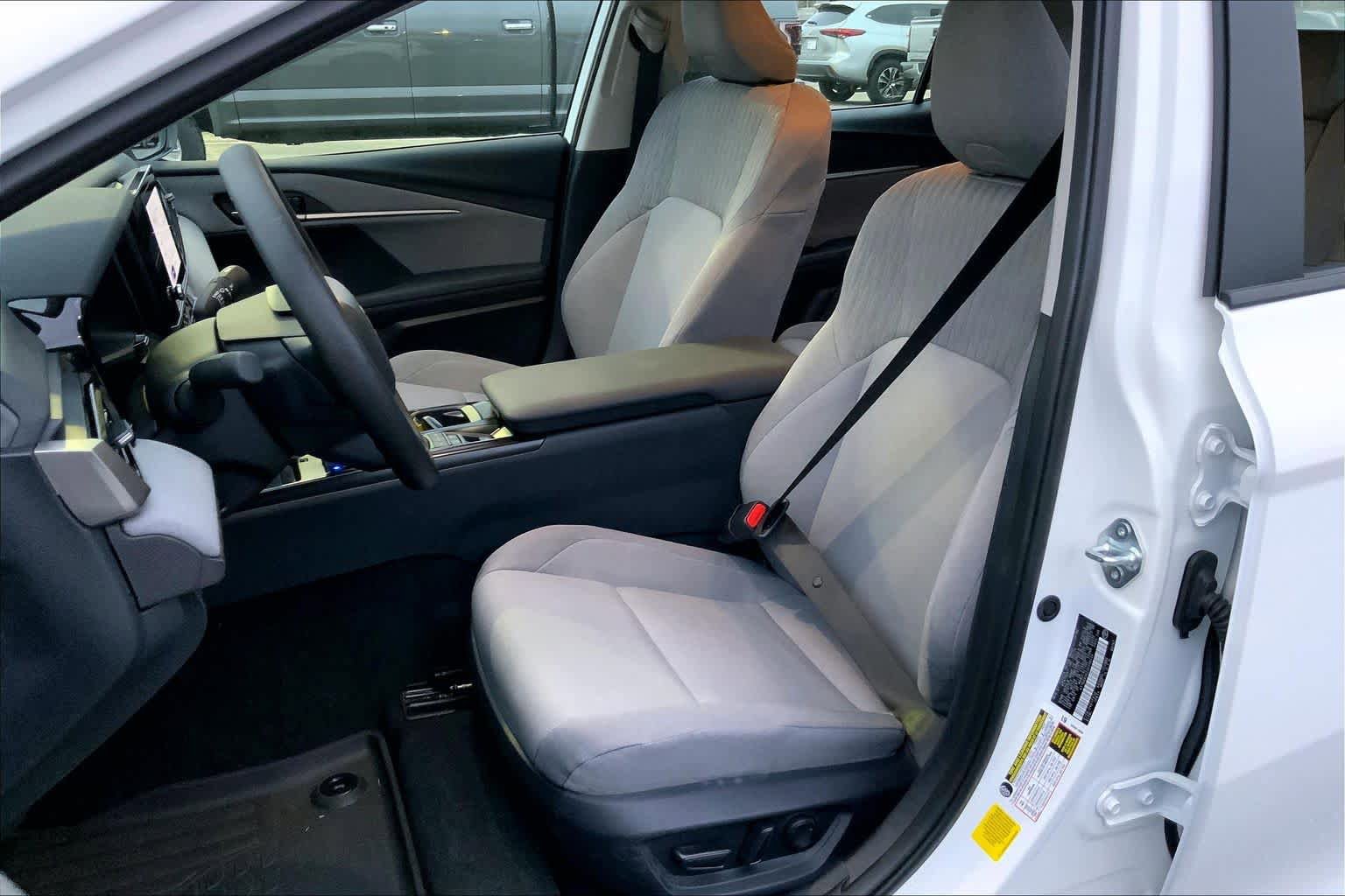 Used 2025 Toyota Camry LE w/ Convenience Package image 8