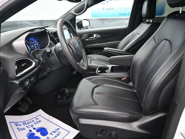 Used 2025 Chrysler Pacifica Select image 14