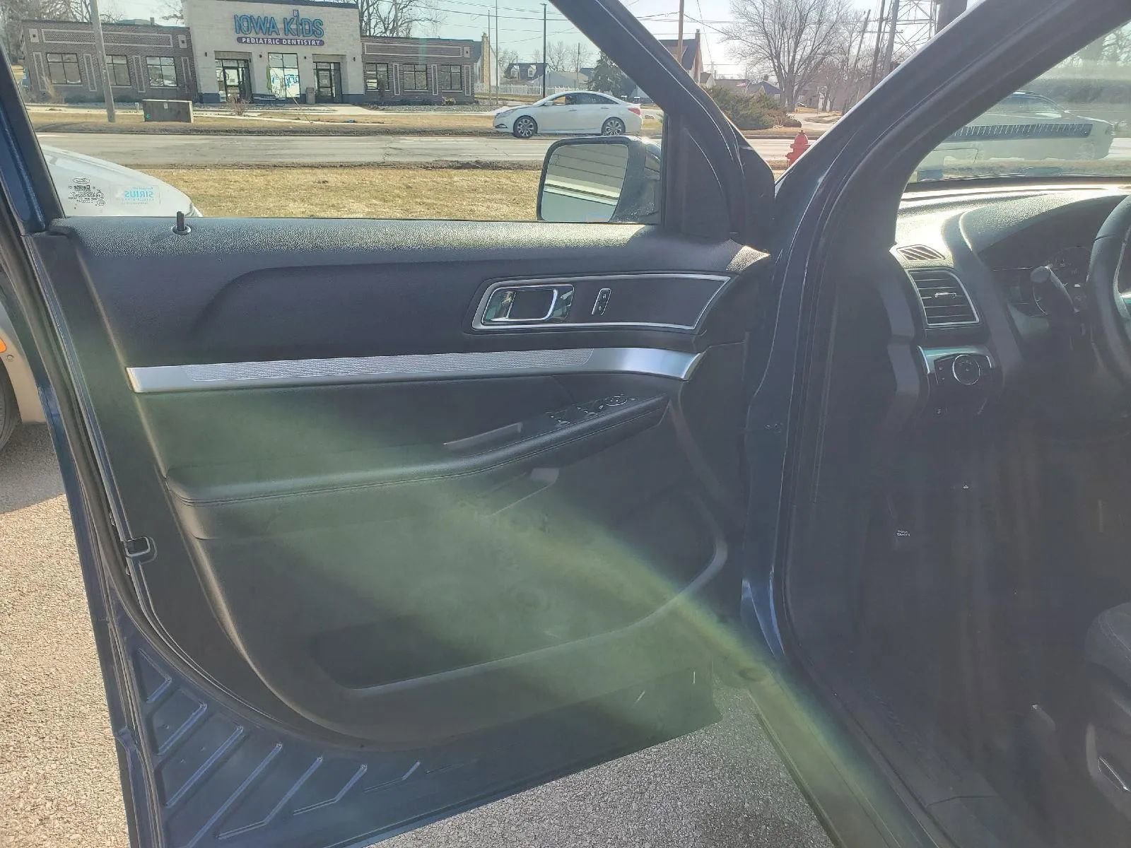 Used 2017 Ford Explorer XLT w/ Equipment Group 201A image 9