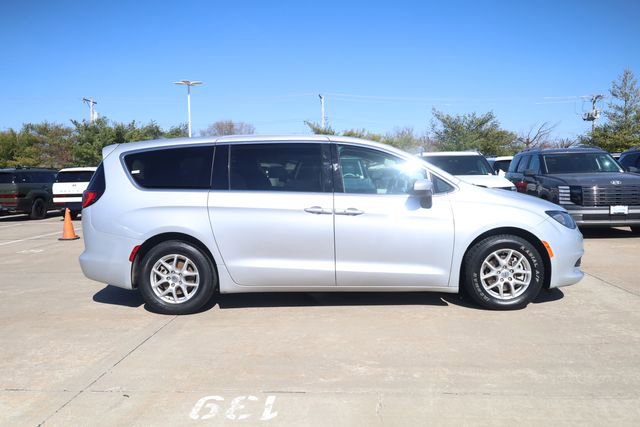 Used 2023 Chrysler Voyager LX image 4