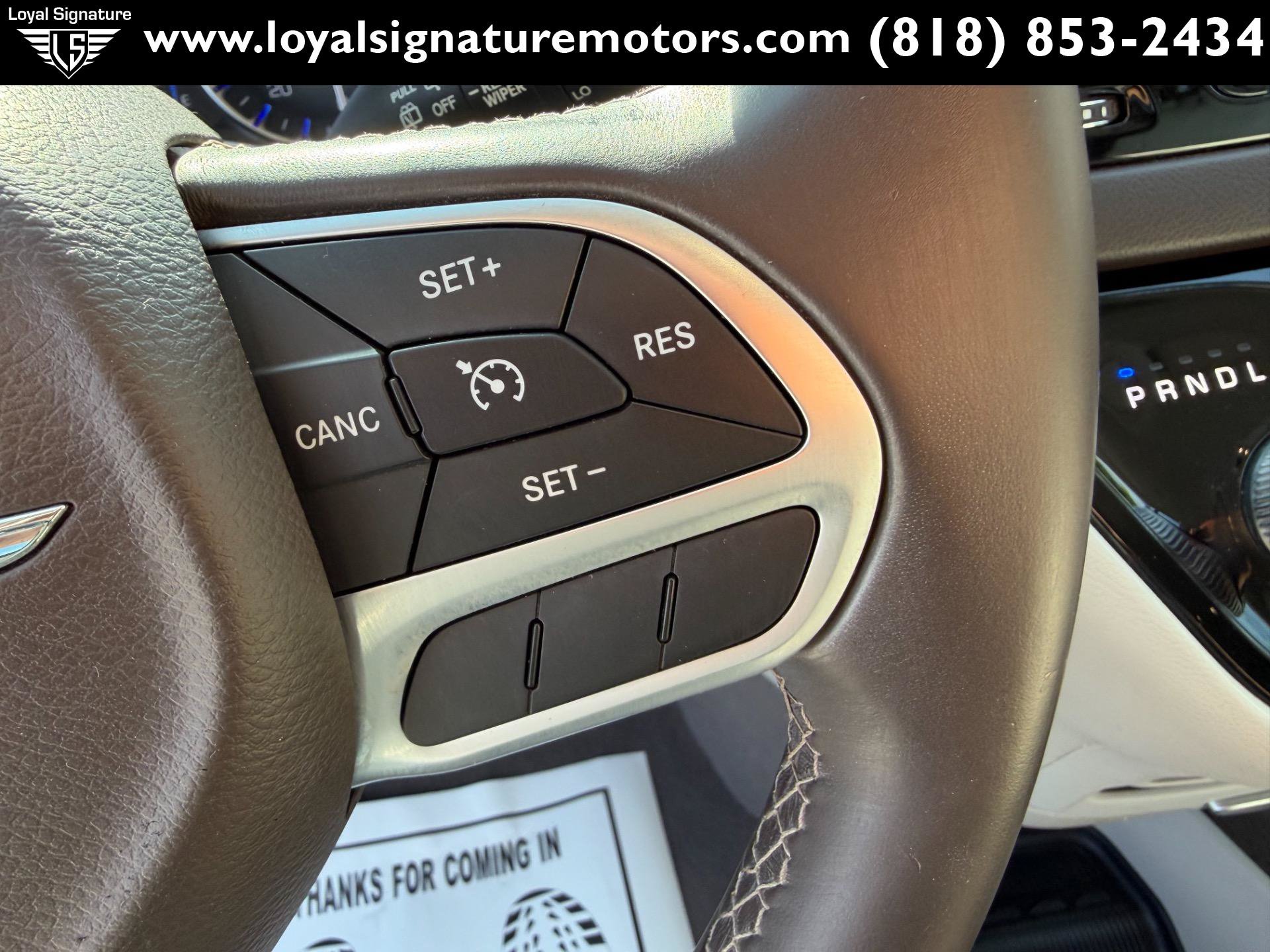 Used 2017 Chrysler Pacifica Touring-L w/ Tire & Wheel Group FWD image 32