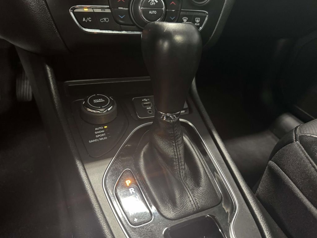 Used 2022 Jeep Cherokee Limited AWD/4WD image 27