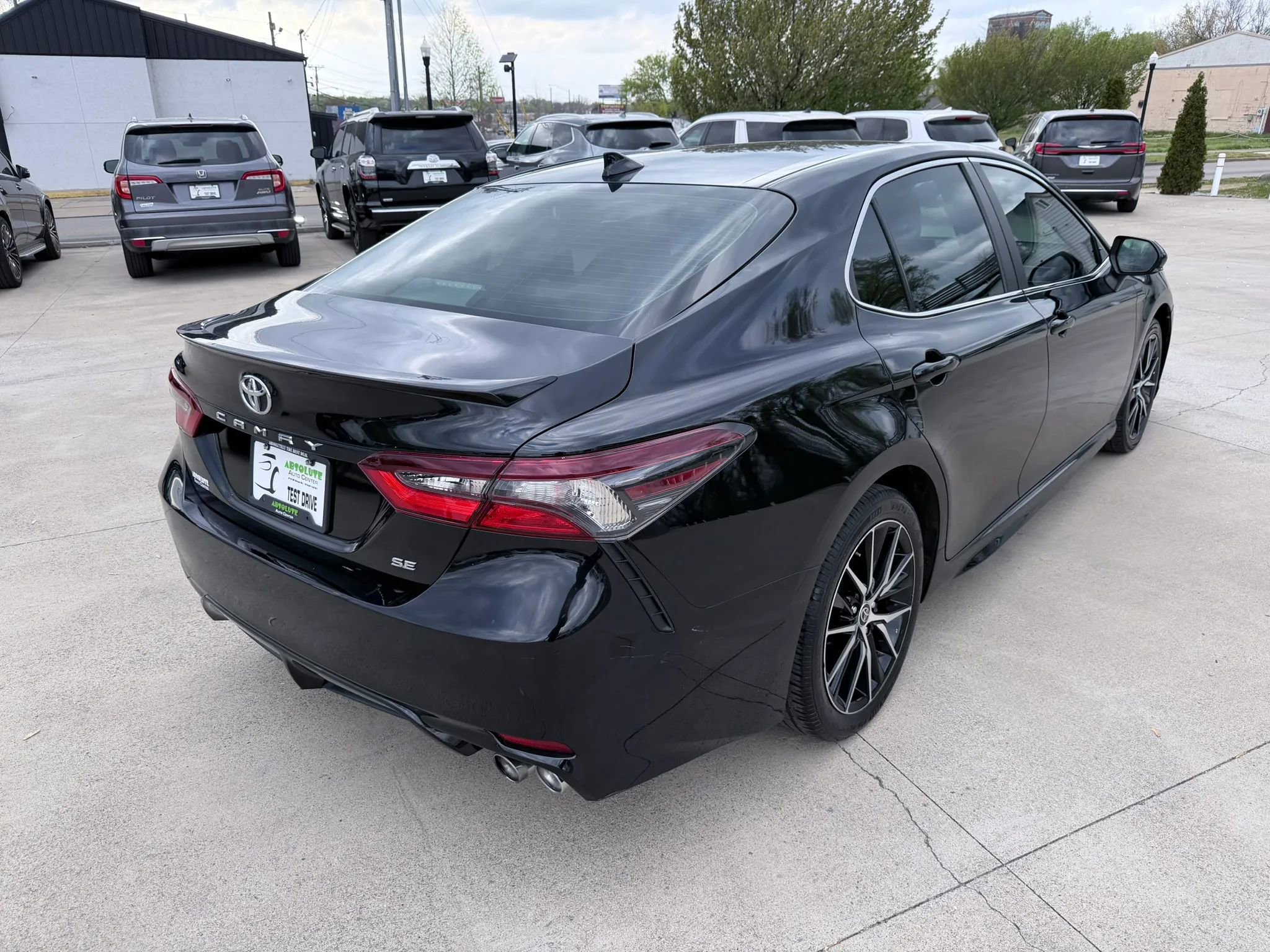 Used 2022 Toyota Camry SE FWD image 7