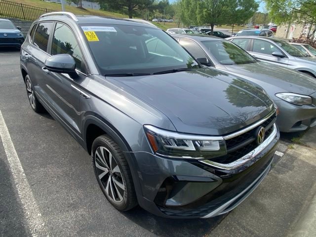 Certified 2024 Volkswagen Taos SE image 1