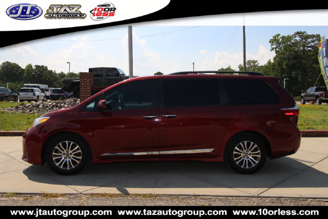 Used 2018 Toyota Sienna XLE Premium w/ Carpet Mat Package FWD image 4