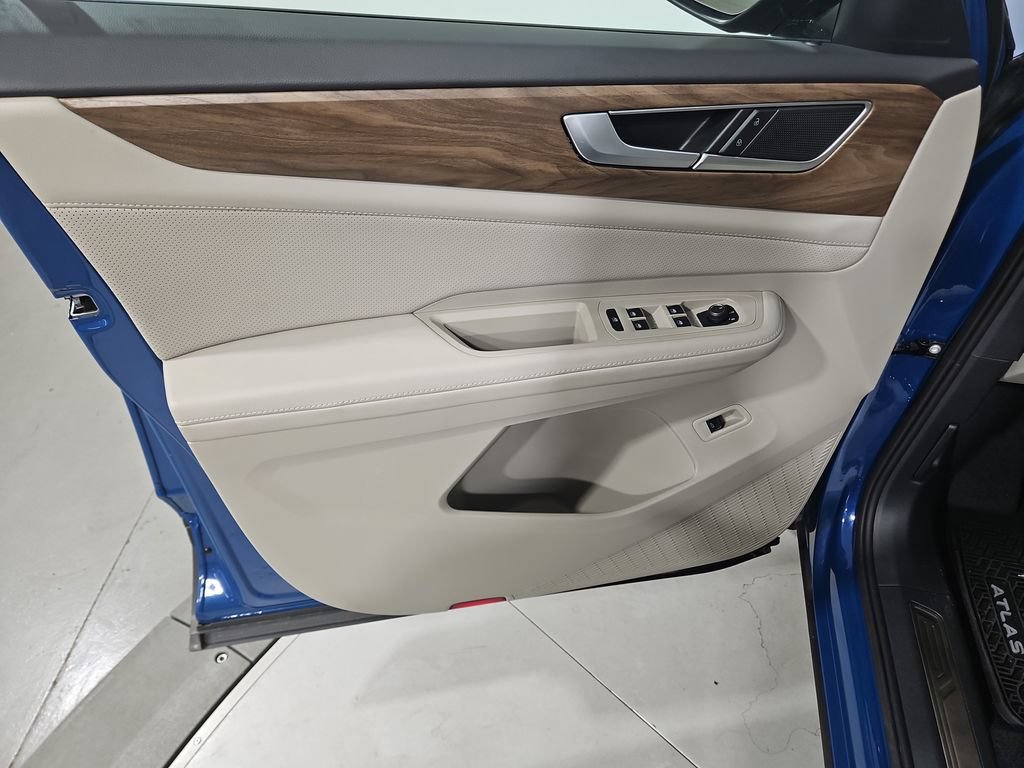 Certified 2025 Volkswagen Atlas SE AWD/4WD image 13