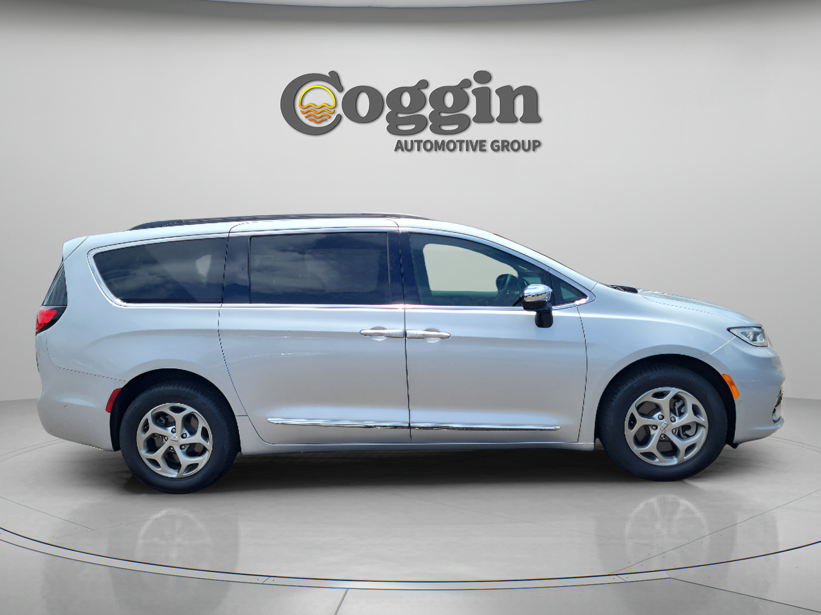 Used 2023 Chrysler Pacifica Limited w/ Uconnect Theater Family Group AWD/4WD image 6