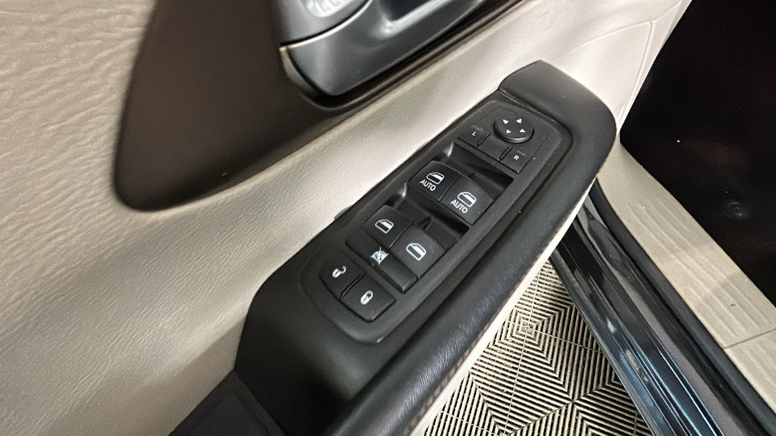 Used 2017 Chrysler Pacifica Touring-L FWD image 13