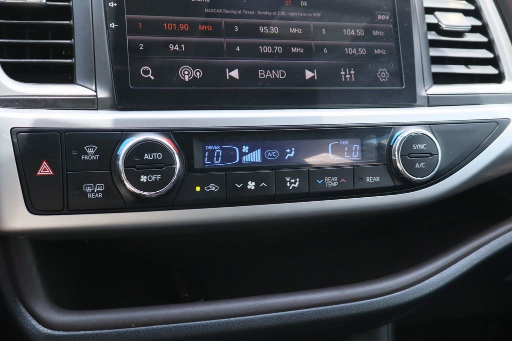 Used 2019 Toyota Highlander XLE FWD image 17