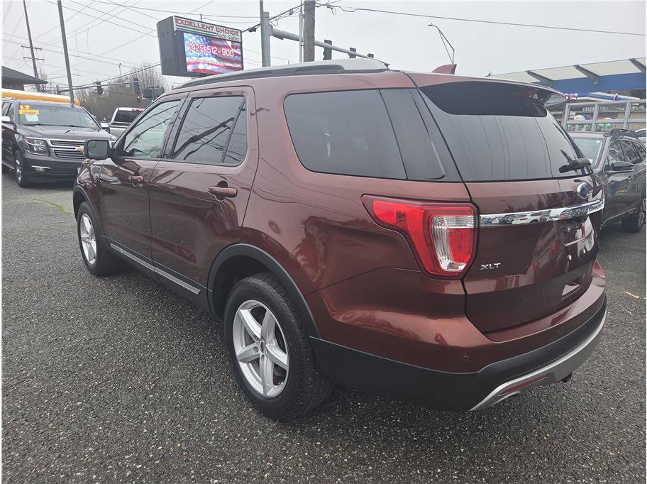 Used 2016 Ford Explorer XLT w/ Equipment Group 202A image 6