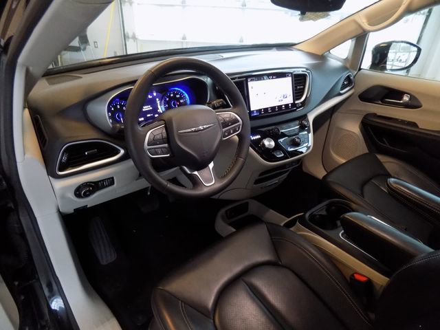 Used 2024 Chrysler Pacifica Touring-L image 10