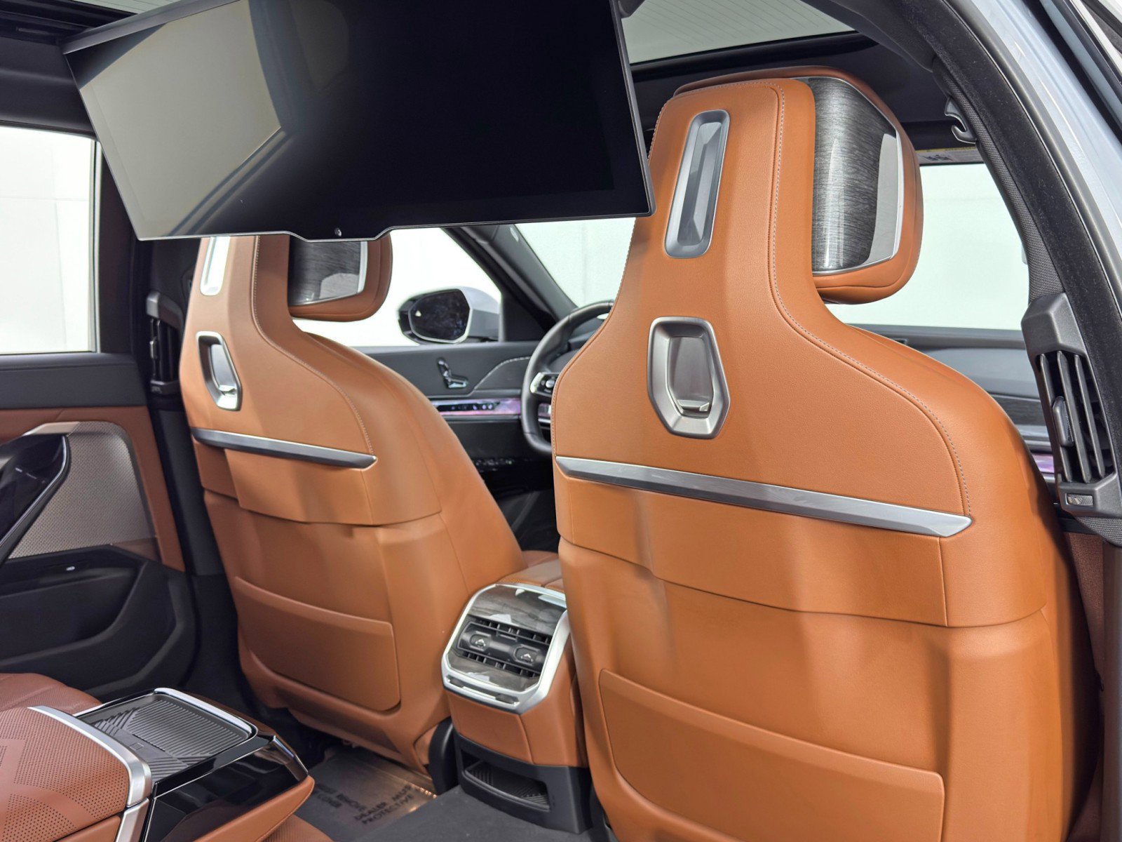 Used 2024 BMW i7 xDrive60 w/ Premium Package image 46