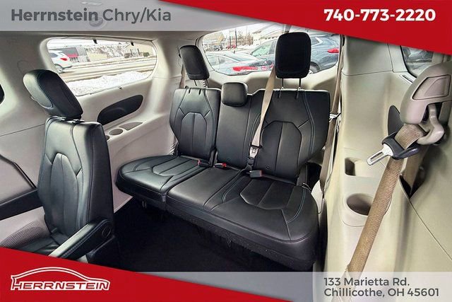 Used 2021 Chrysler Pacifica Touring-L image 23