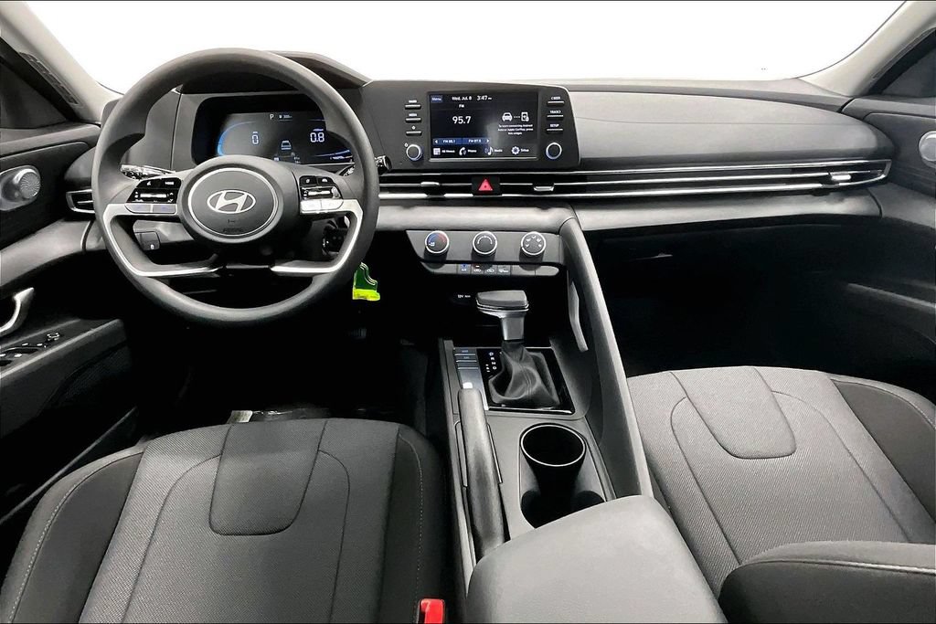 Used 2026 Hyundai Elantra SE FWD image 5