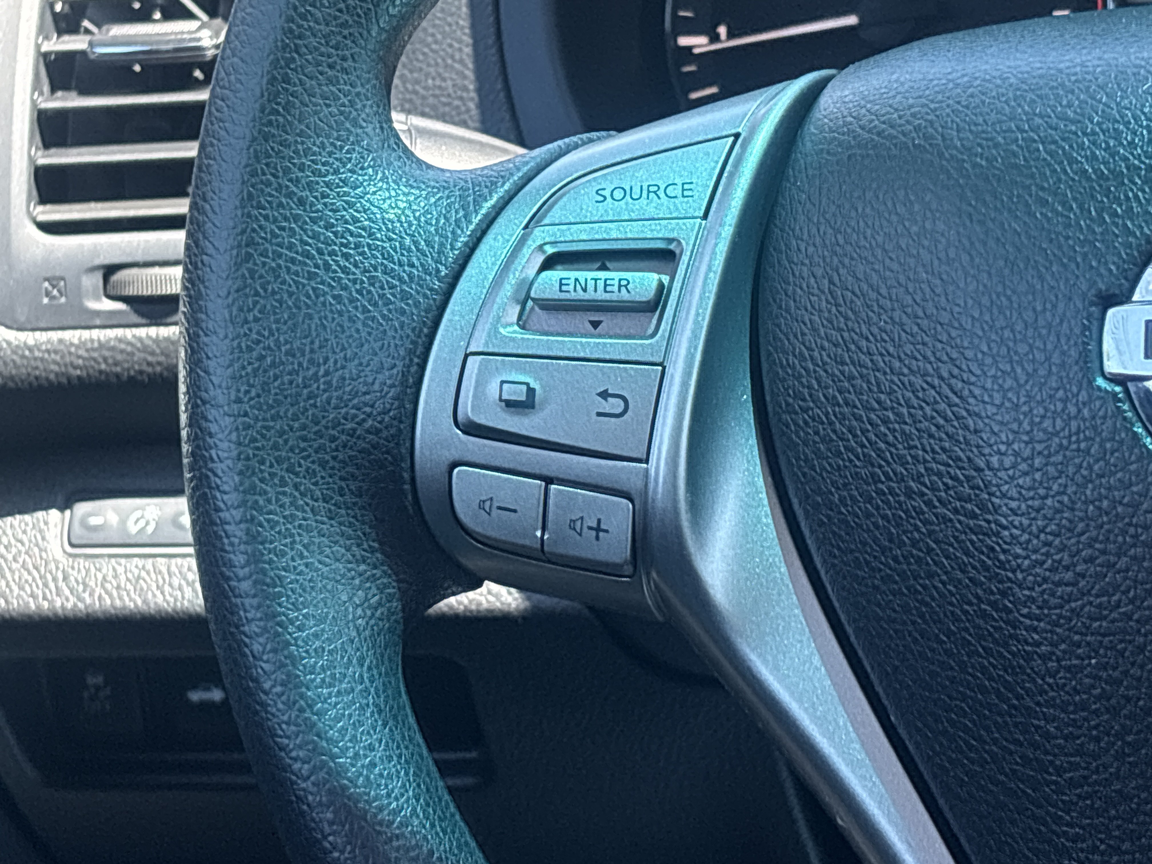 Used 2015 Nissan Altima 2.5 S w/ Sport Value Package FWD image 4