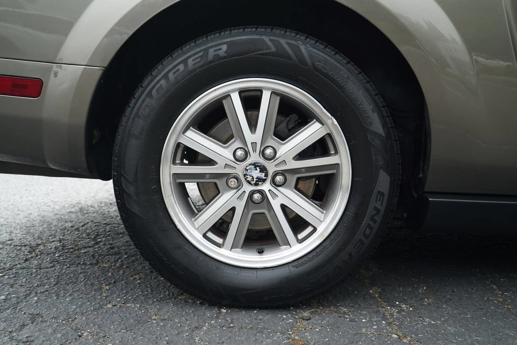 Used 2005 Ford Mustang Premium RWD image 28