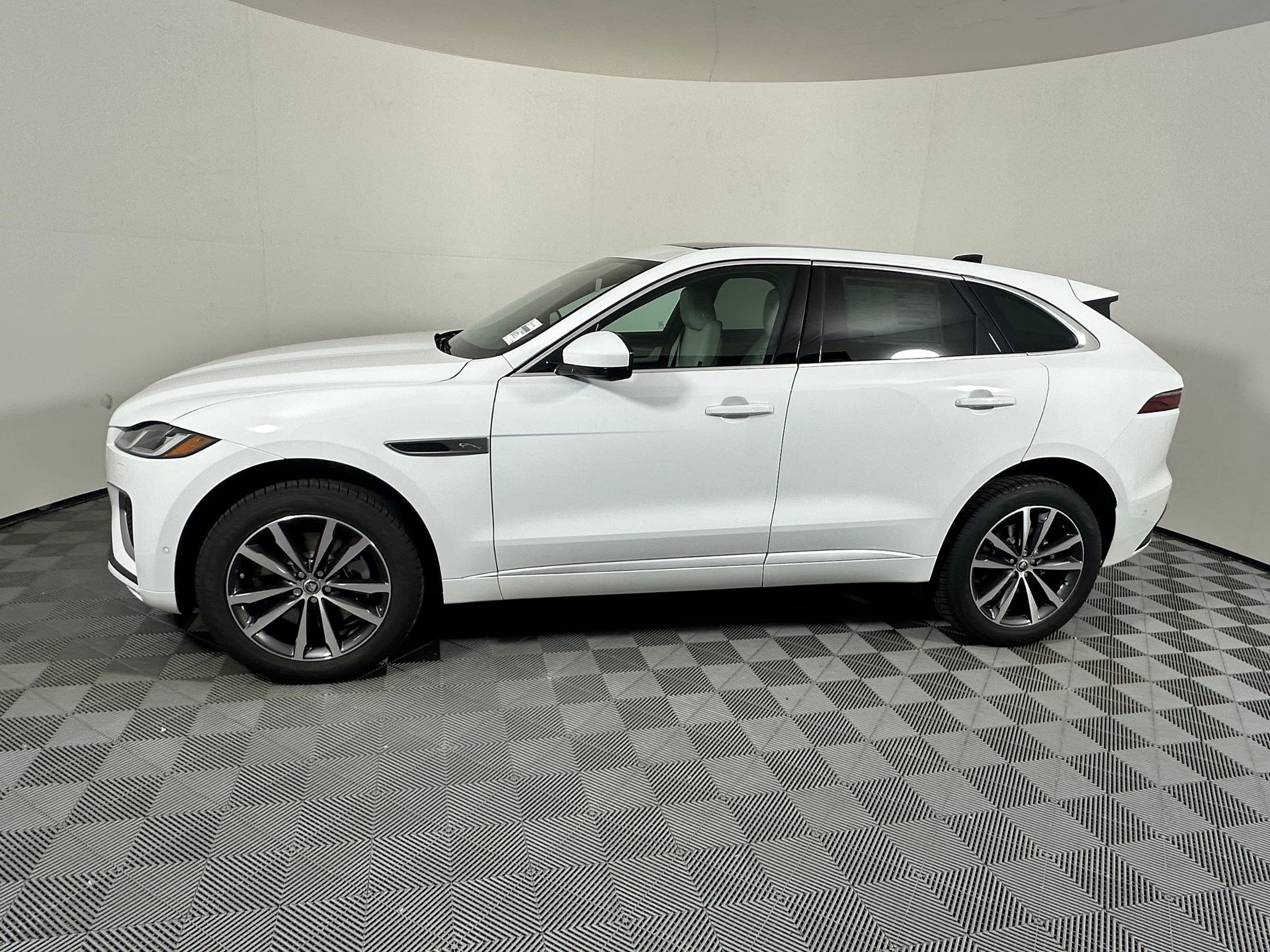 New 2026 Jaguar F-PACE R-Dynamic S image 2