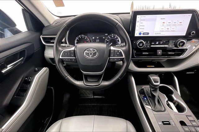 Used 2024 Toyota Highlander XLE FWD image 4