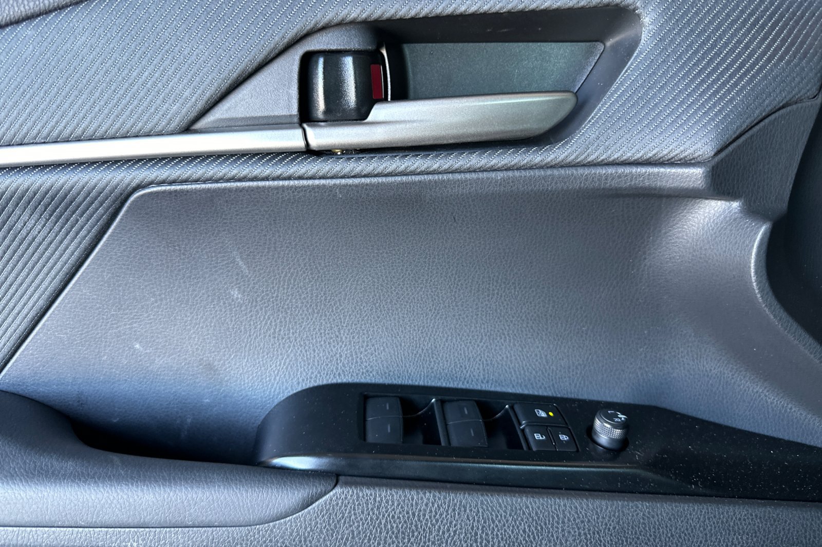 Used 2025 Toyota Camry SE w/ Convenience Package FWD image 11