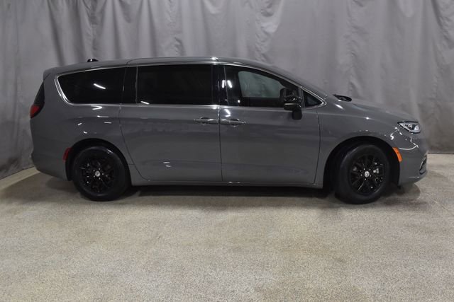 Certified 2025 Chrysler Pacifica Select image 3