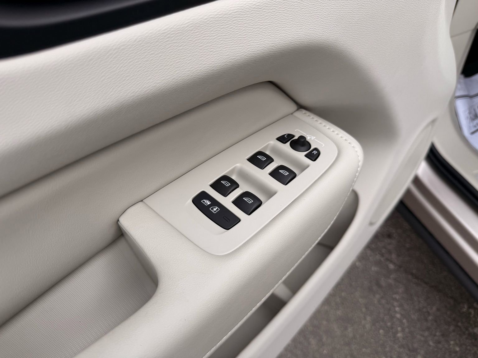 Used 2025 Volvo XC60 T8 Plus w/ Protection Package Premier image 45