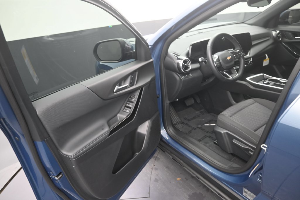 Used 2026 Chevrolet Equinox LT w/ Safety and Technology Package FWD image 10