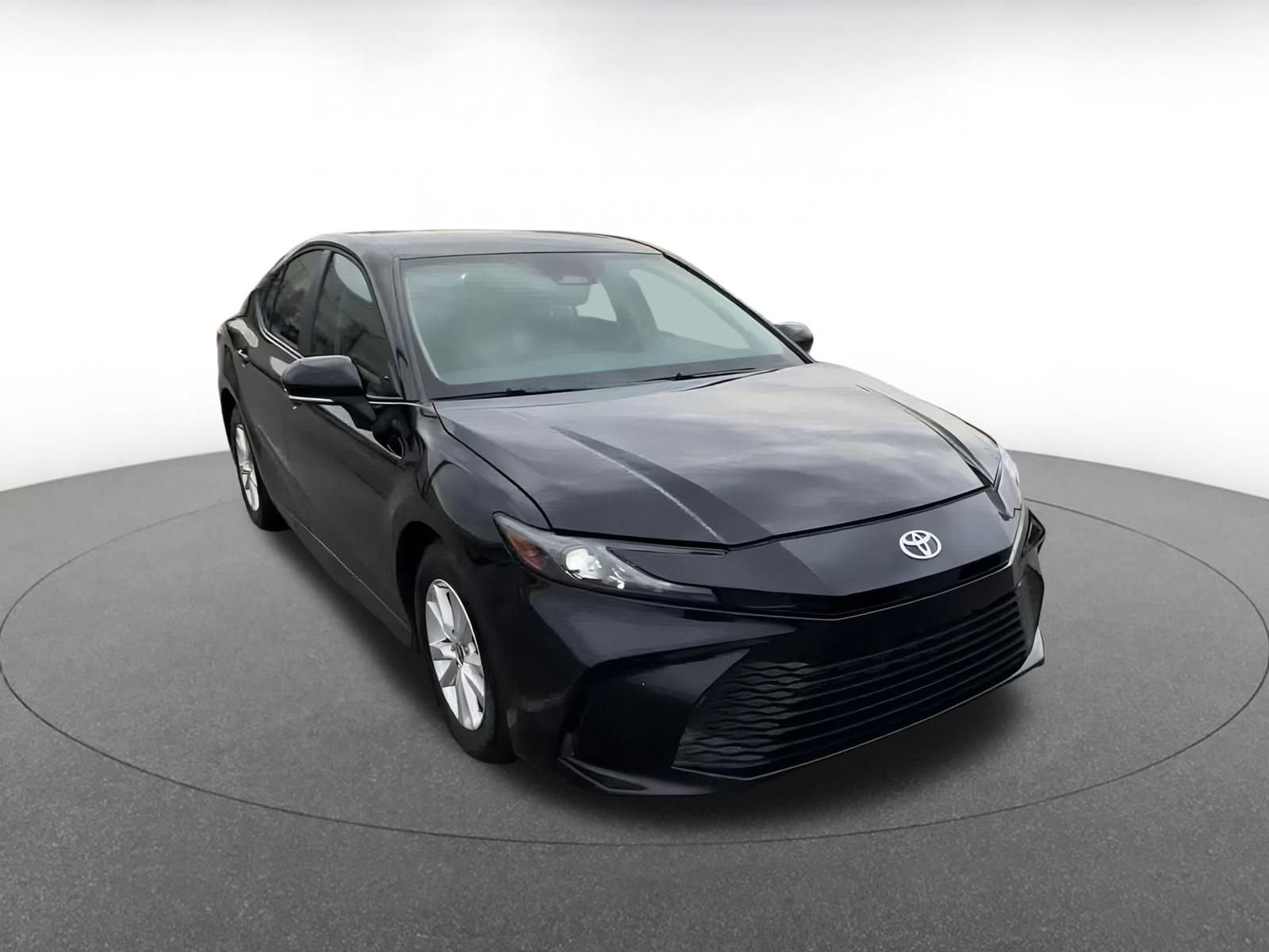 Used 2025 Toyota Camry LE image 3