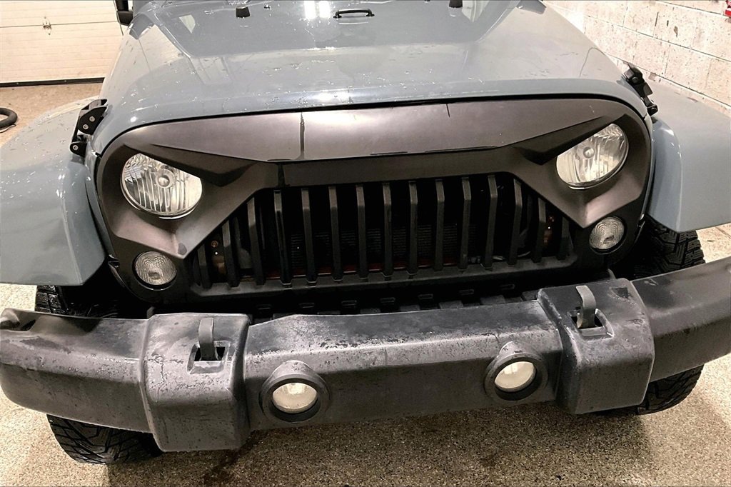 Used 2015 Jeep Wrangler Unlimited Sahara w/ Connectivity Group image 27