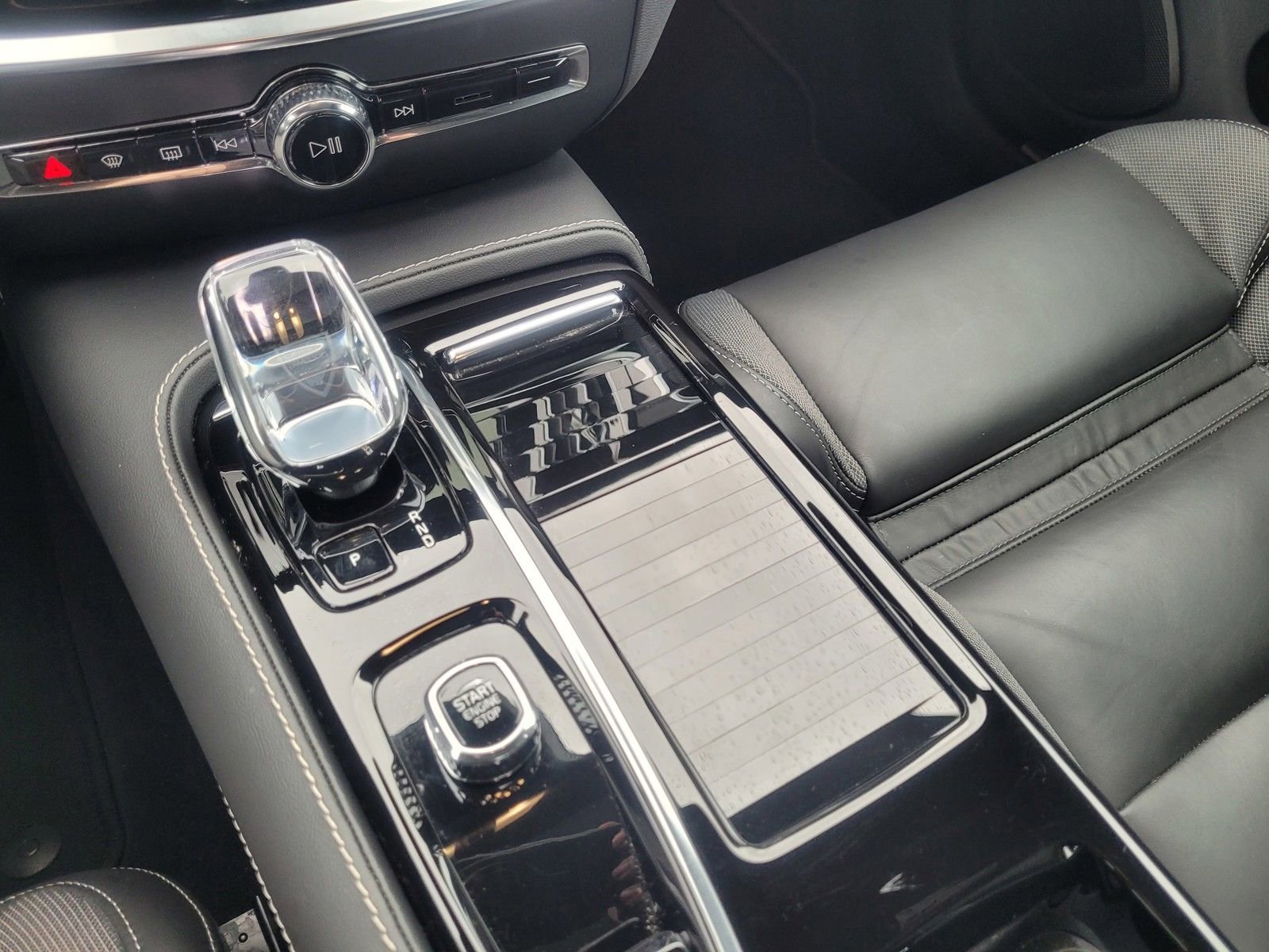 Used 2023 Volvo S60 T8 Ultimate w/ Climate Package image 25