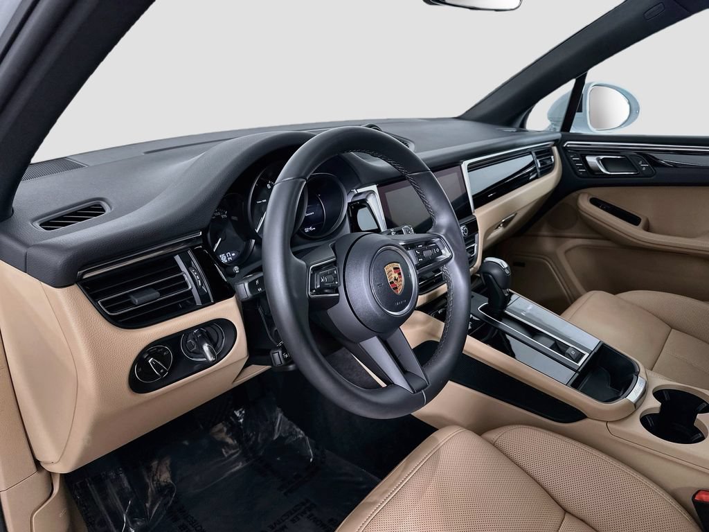 Certified 2026 Porsche Macan AWD/4WD image 4
