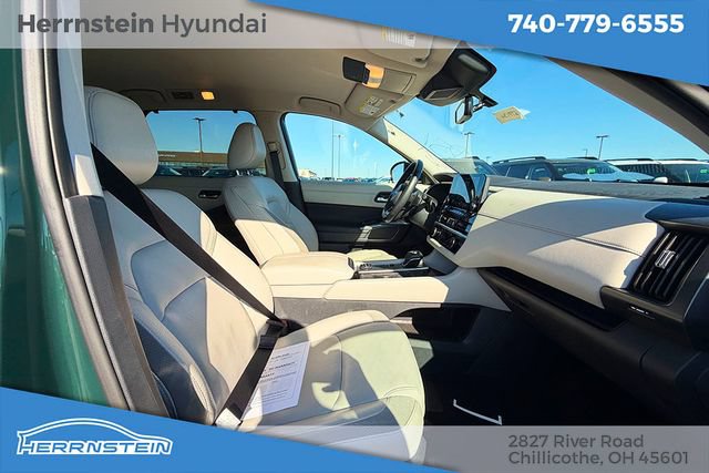 Used 2024 Nissan Pathfinder SL w/ Black Appearance Package AWD/4WD image 30