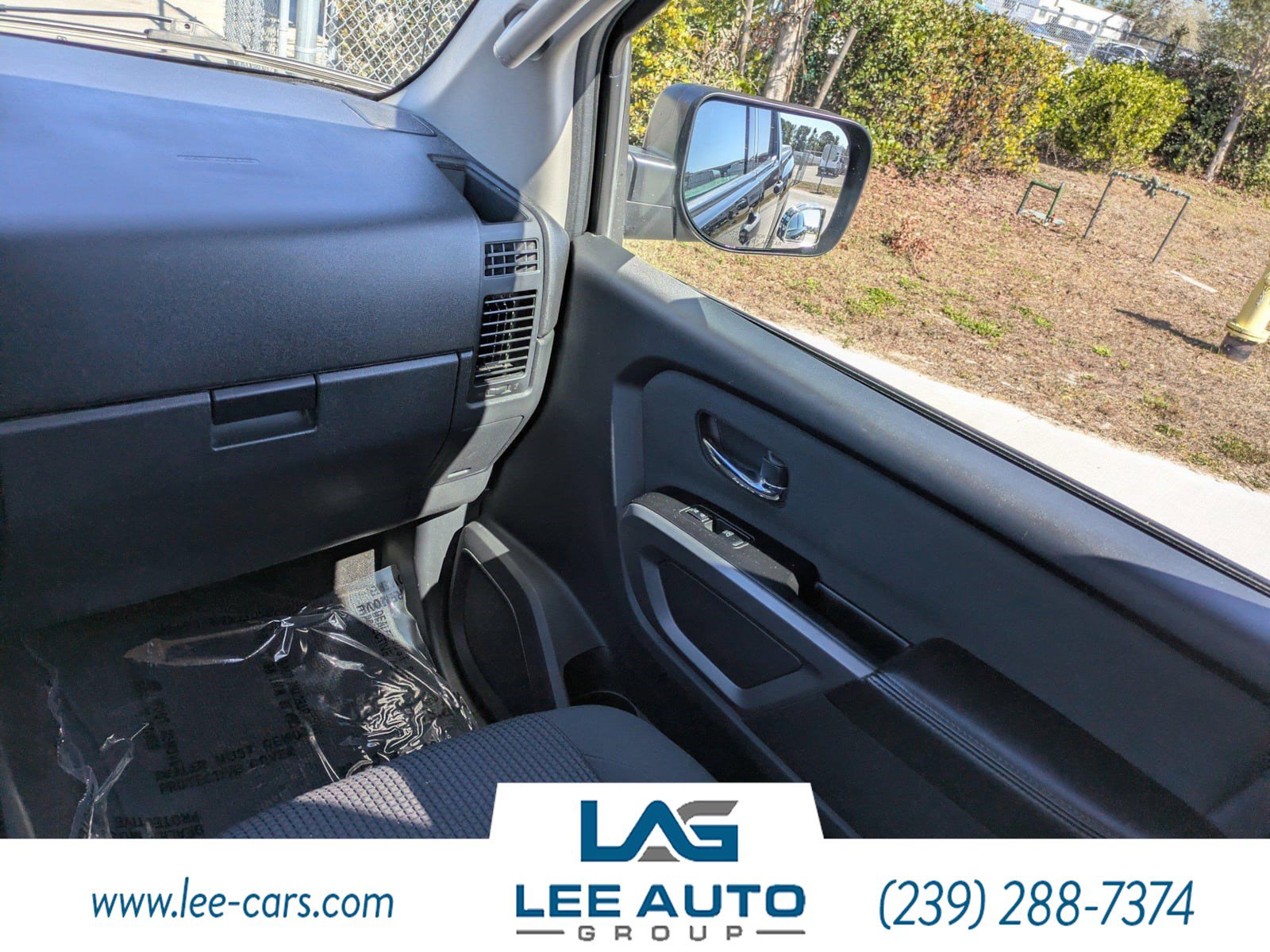 Used 2015 Nissan Titan SV w/ SV Value Truck Package AWD/4WD image 13