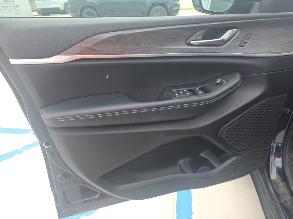 Used 2024 Jeep Grand Cherokee L Limited w/ Black Appearance Package AWD/4WD image 10