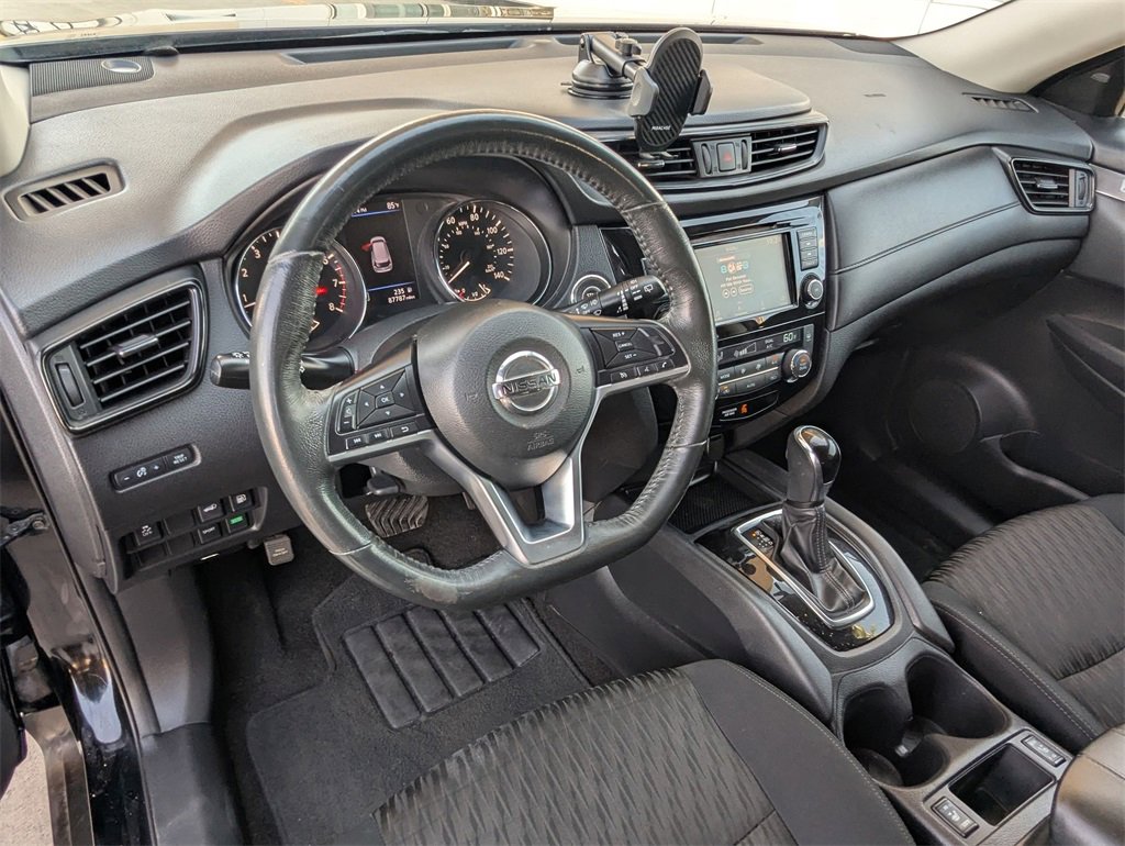 Used 2018 Nissan Rogue SV image 2