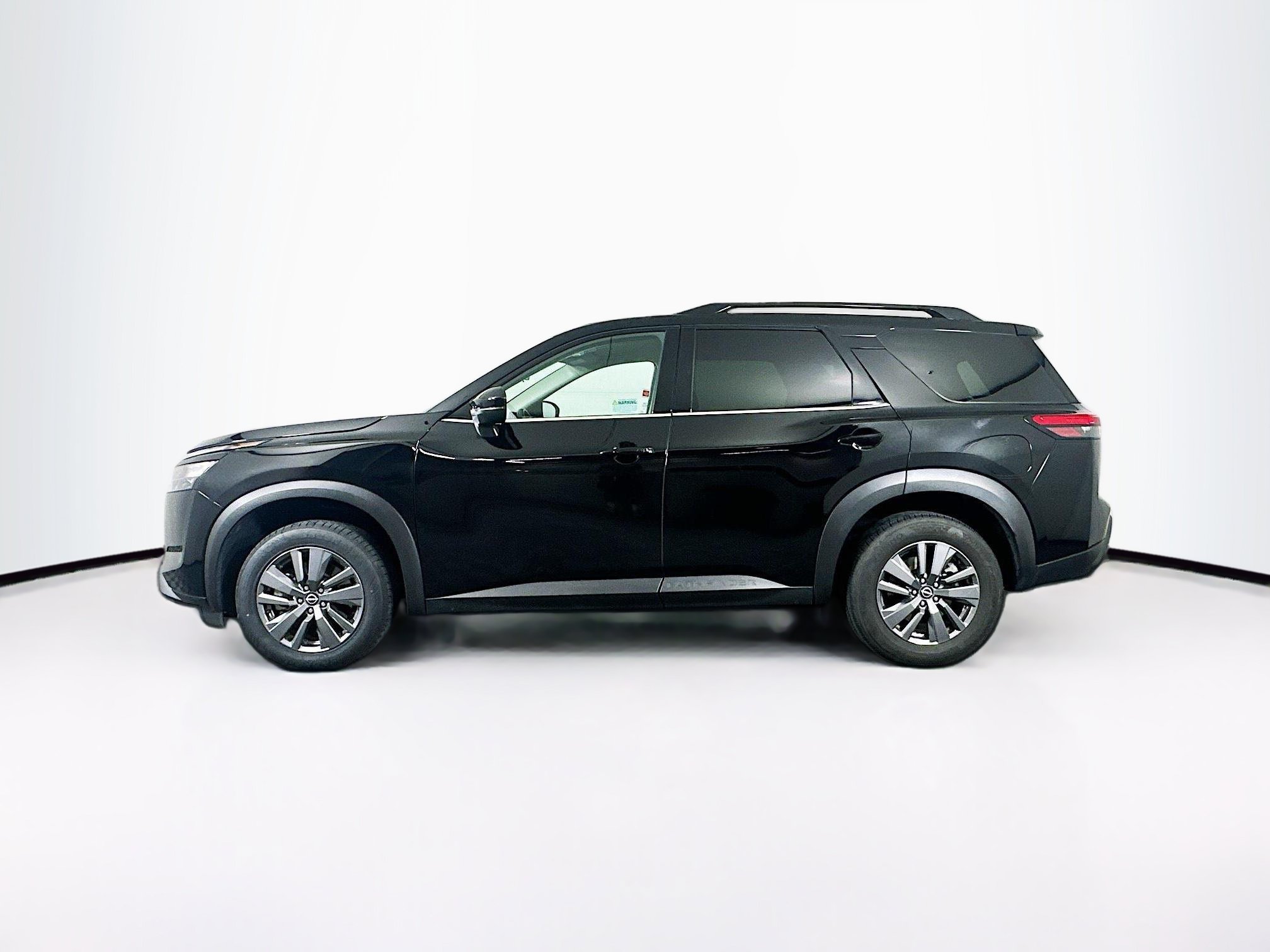 Used 2025 Nissan Pathfinder SV FWD image 4