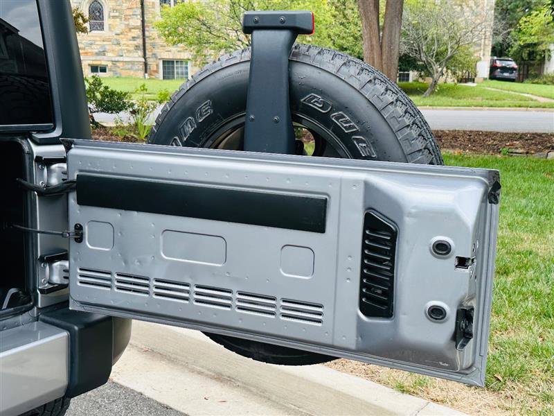 Used 2018 Jeep Wrangler Unlimited Sahara w/ Connectivity Group image 20