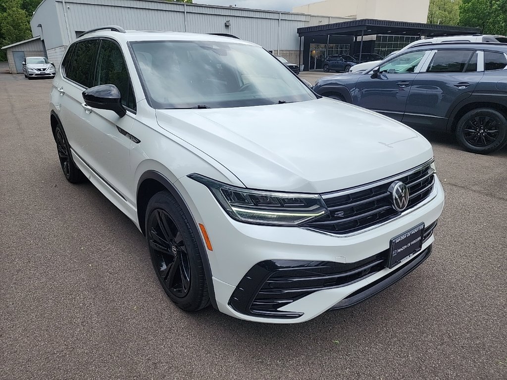 Used 2023 Volkswagen Tiguan SE R-Line AWD/4WD image 3