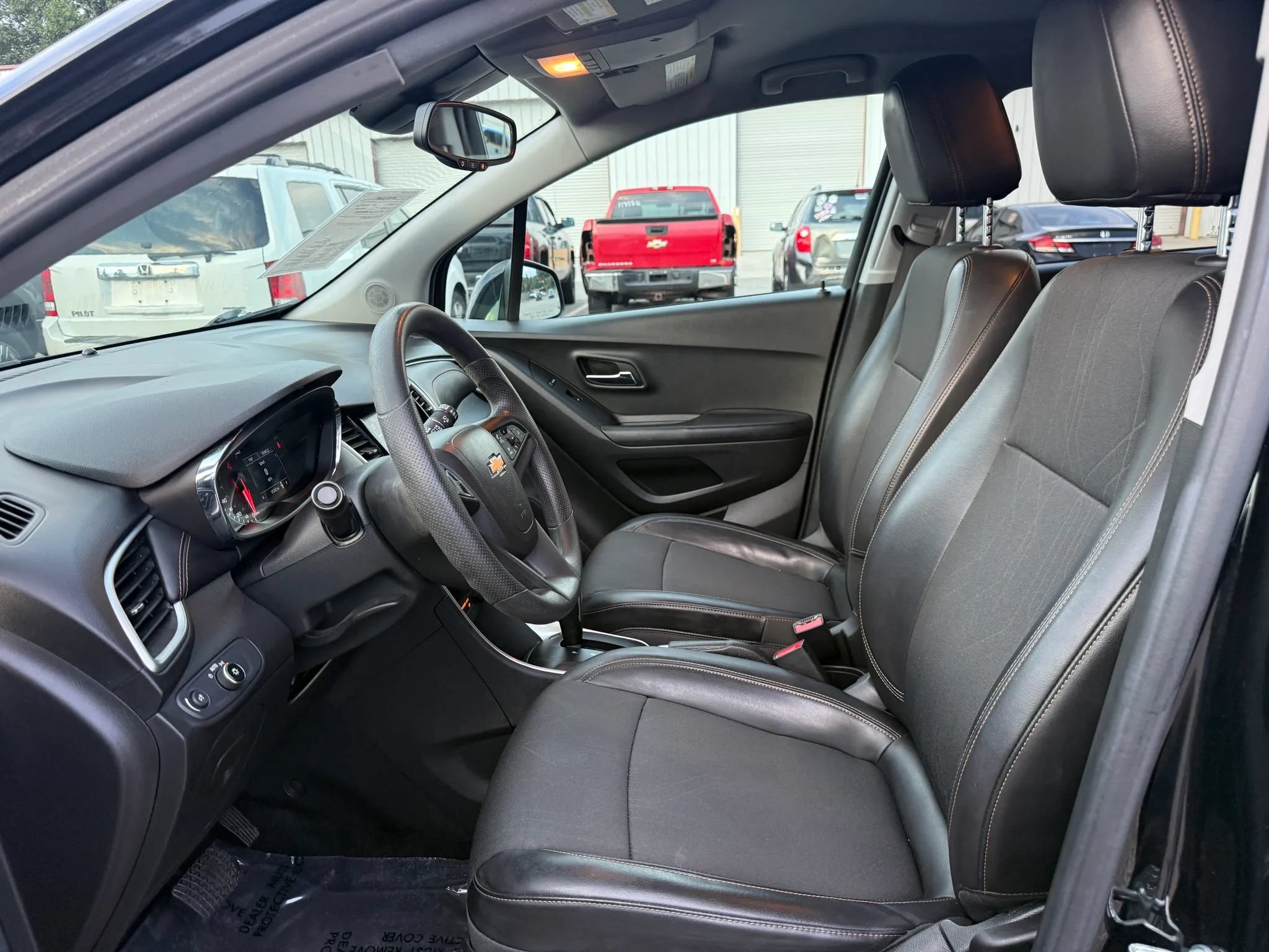 Used 2021 Chevrolet Trax LT FWD image 2