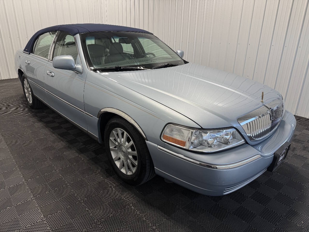 Used 2006 Lincoln Town Car Signature RWD image 2