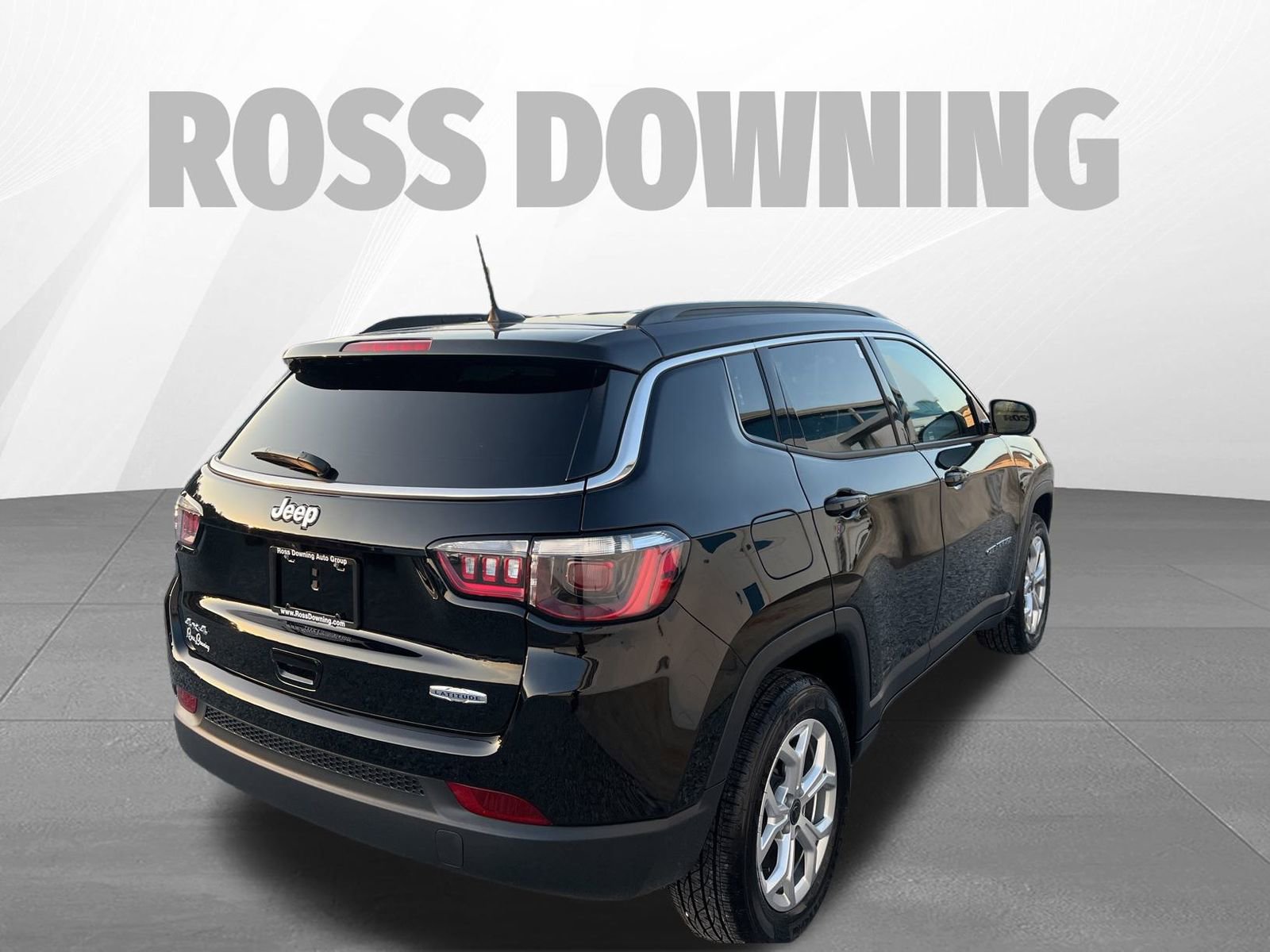 Used 2025 Jeep Compass Latitude image 4