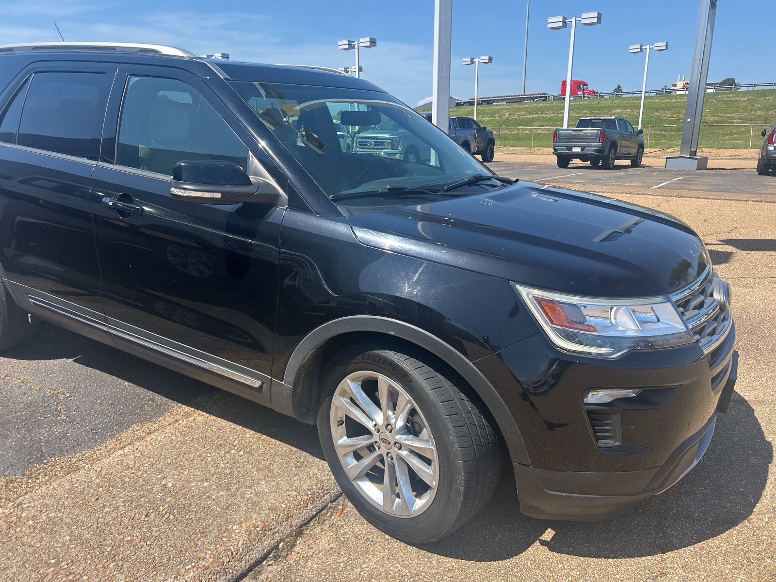 Used 2018 Ford Explorer XLT w/ Equipment Group 202A image 9