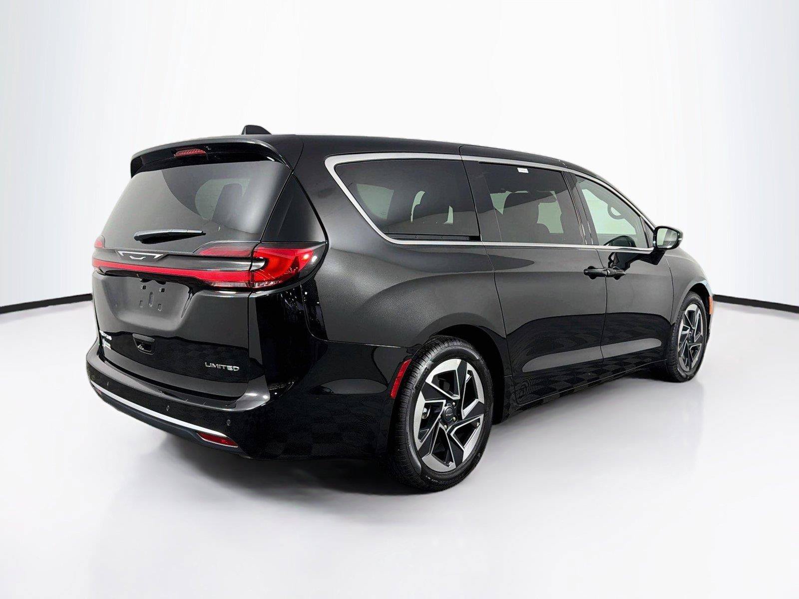 Used 2027 Chrysler Pacifica Limited FWD image 11