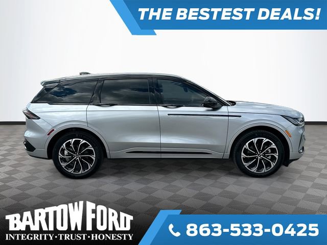 Used 2025 Lincoln Nautilus Reserve image 4