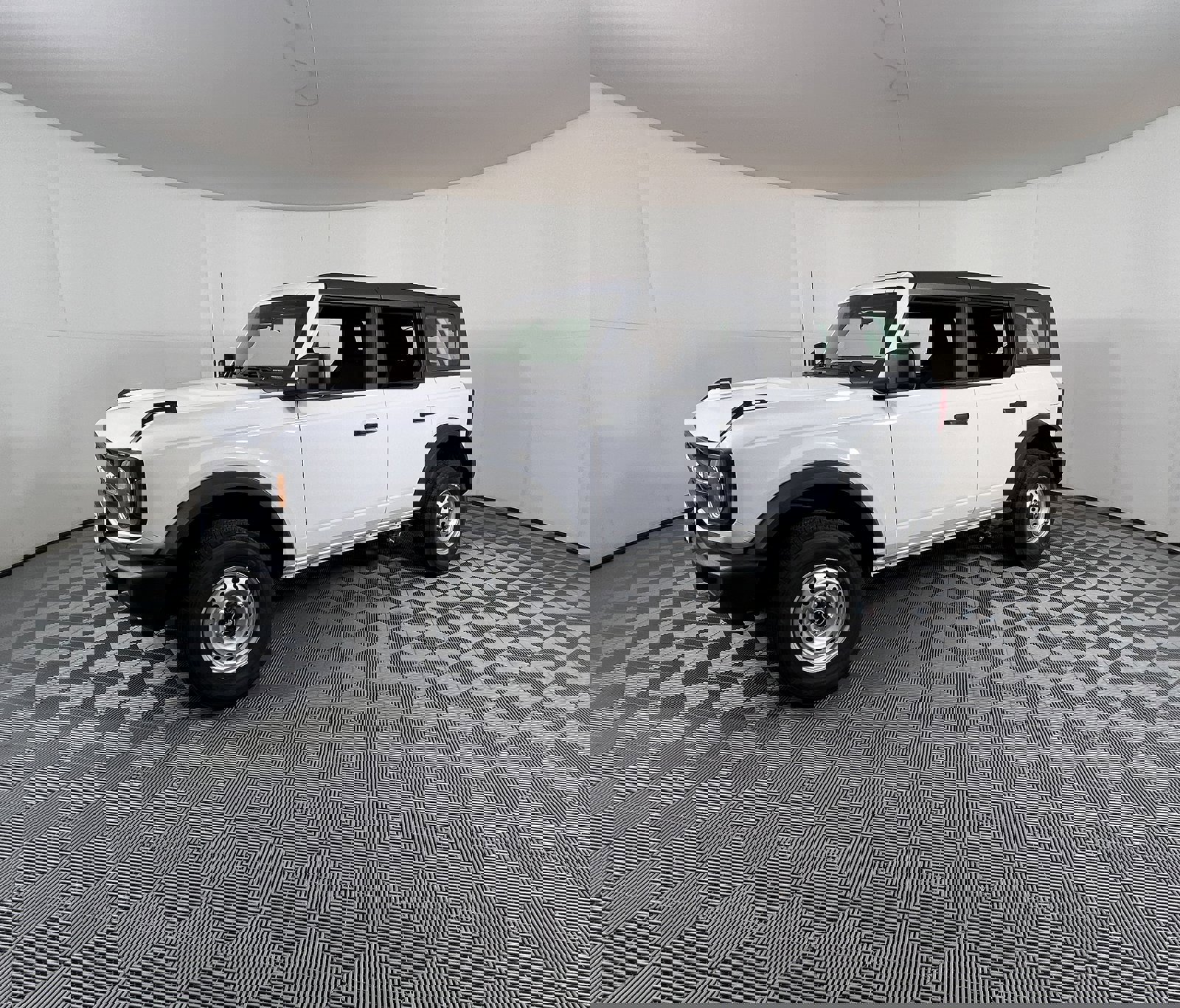 New 2025 Ford Bronco 4-Door image 2