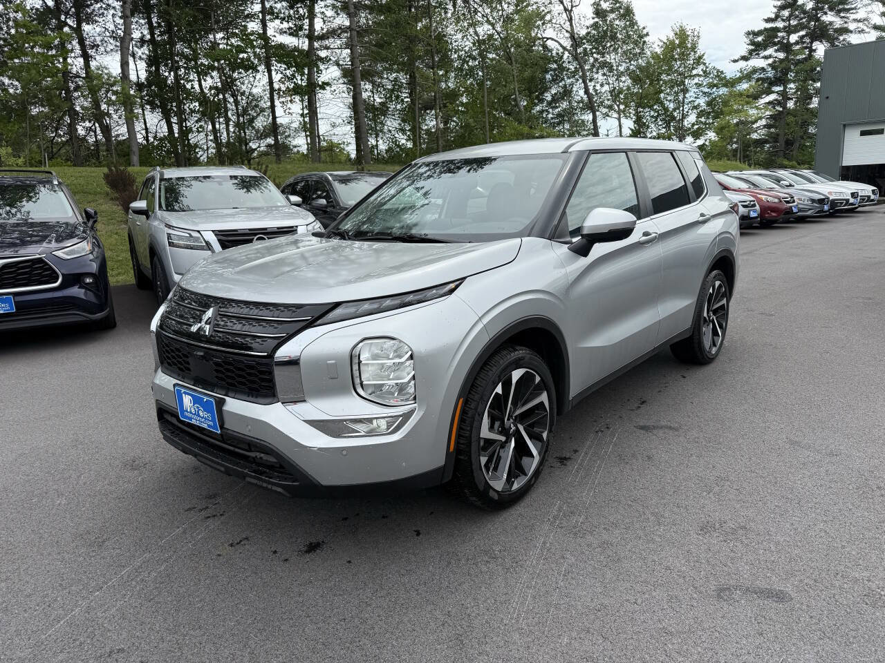 Used 2024 Mitsubishi Outlander SE image 2