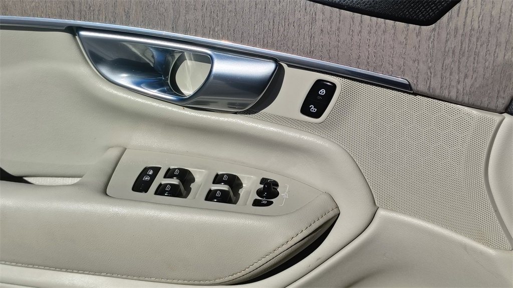 Used 2023 Volvo XC90 B6 Plus w/ Protection Package Premier image 10